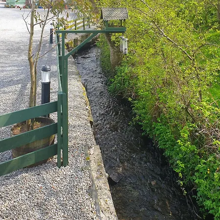 Ferienhaus Stream Side View